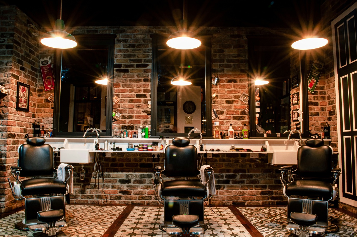 Aufgeräumter Barbershop am Abend mit drei leeren Stühlen