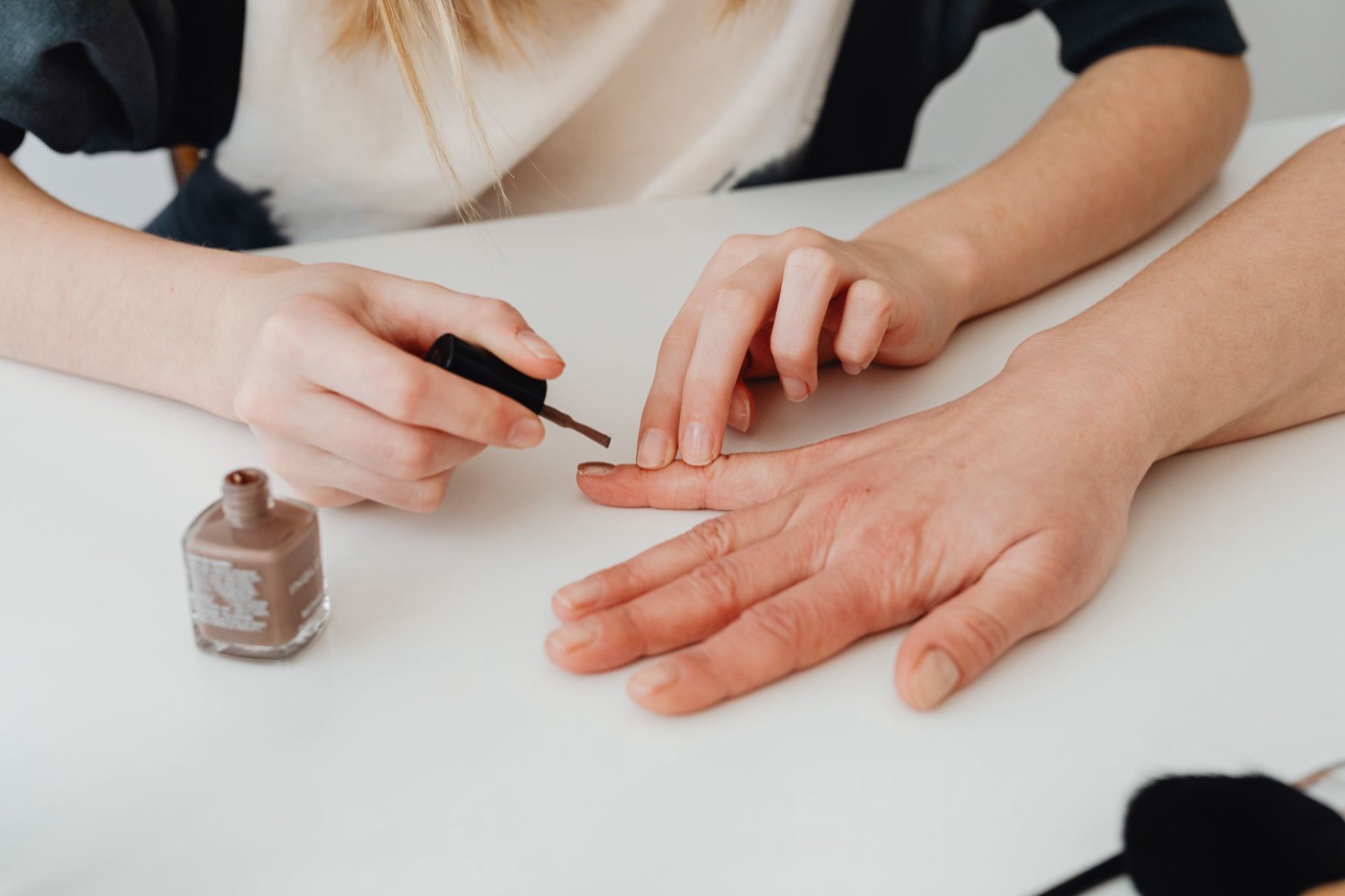 Maniküre mit Nagellack in Nahaufnahme