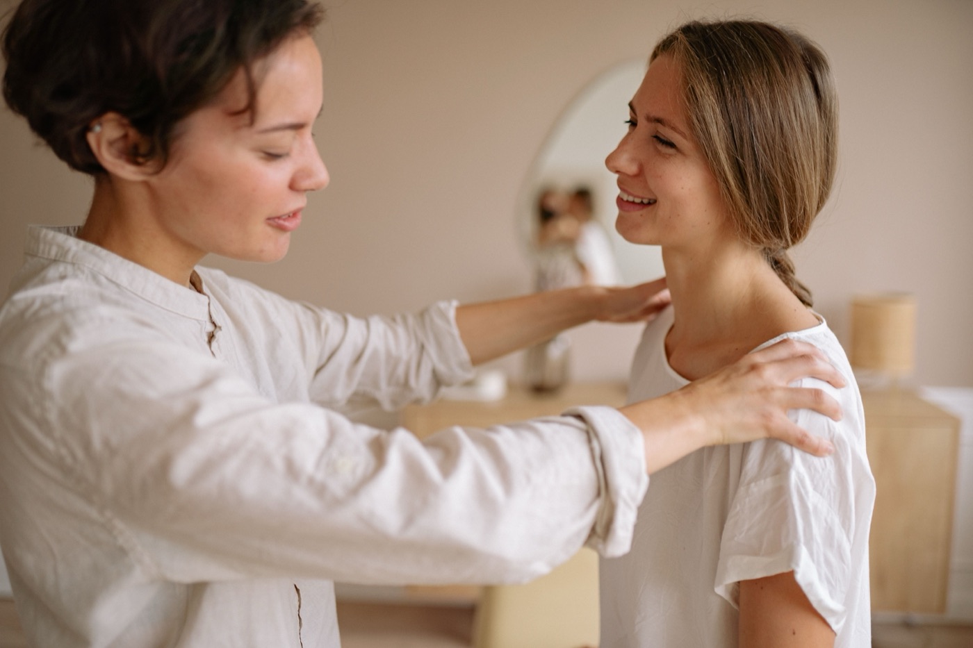 Therapeutin und Patientin lachen am Ende der Behandlung