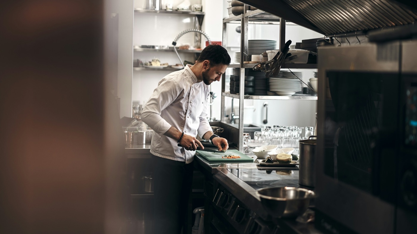 Koch bei der Mise en place in der Küche